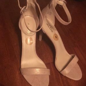 Nude Aldo brand heels in size 8